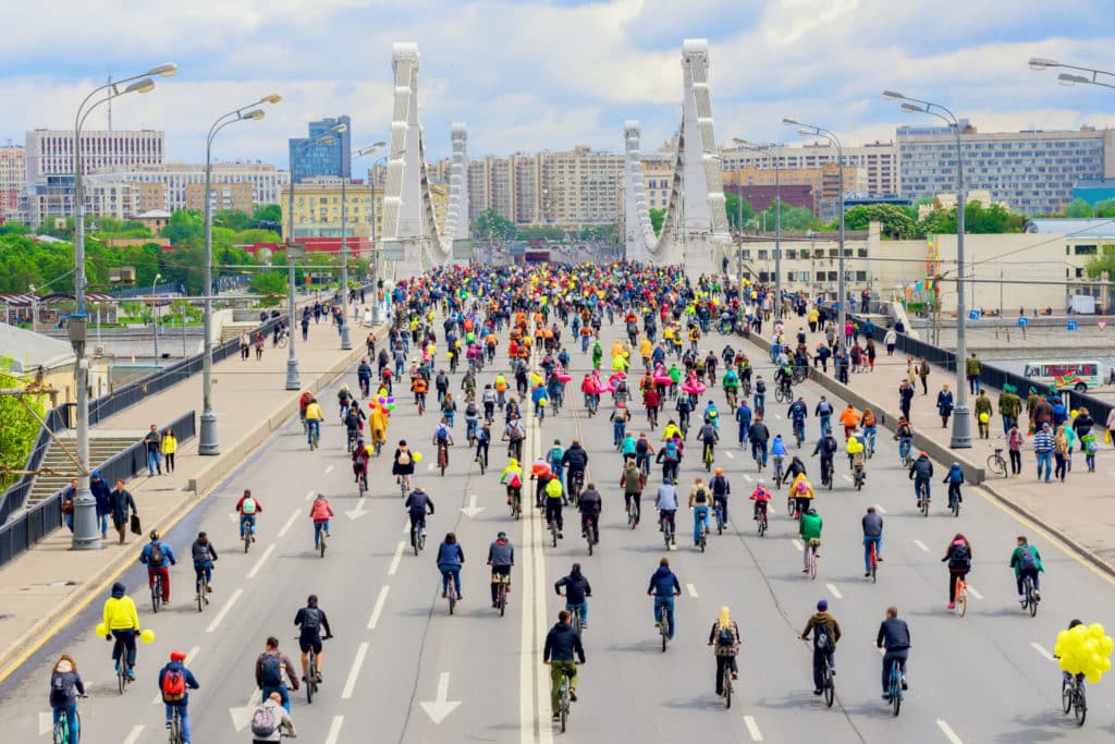 Personas llenando las calles de bicicletas en pleno Covid-19