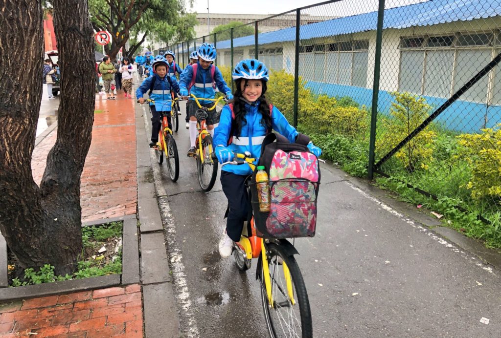 Niños yendo en bici al colegio