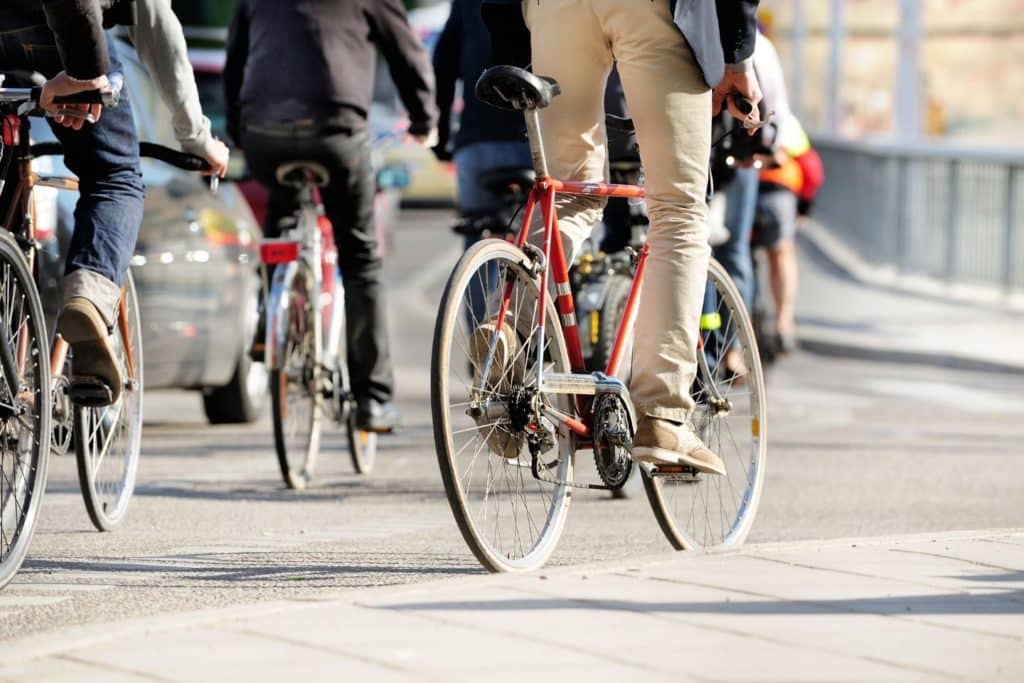 Ciclistas urbanos yendo en bici