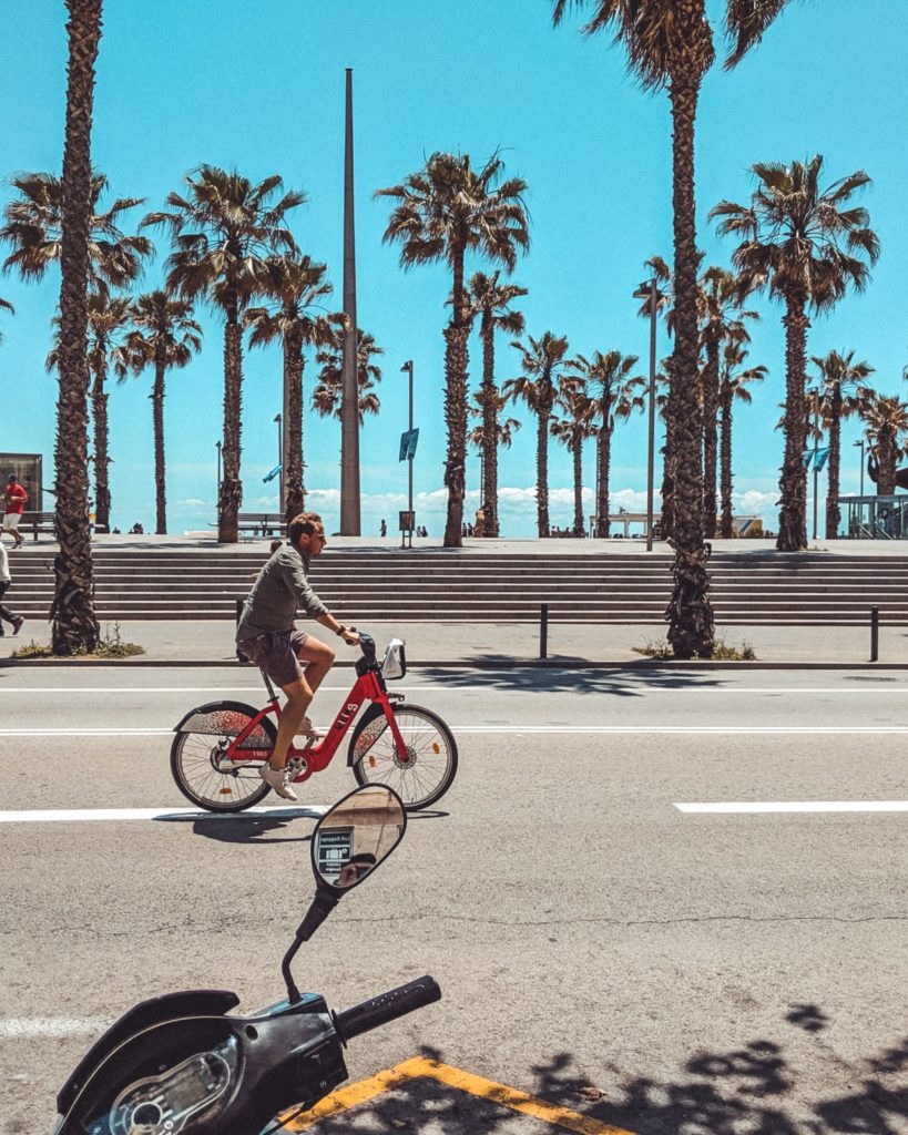 Persona circulando en bicicleta por la ciudad de Barcelona