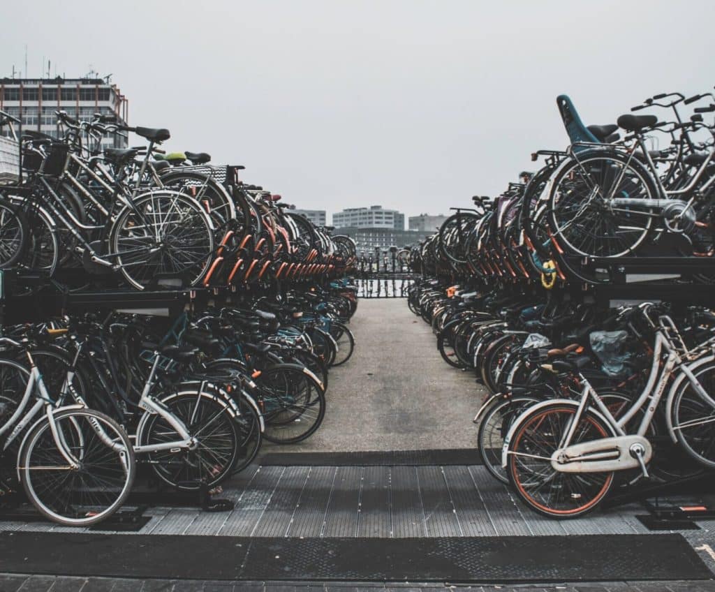 Parking de bicicletas urbano de doble altura