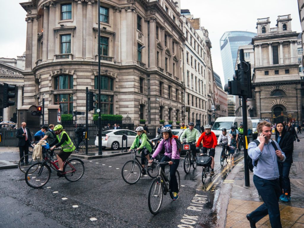 Ciclistas circulando por las calles de la ciudad